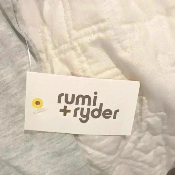 Rumi + Ryder The everyday graphic tee size medium (8-10). Light grey. - Picture 6 of 7